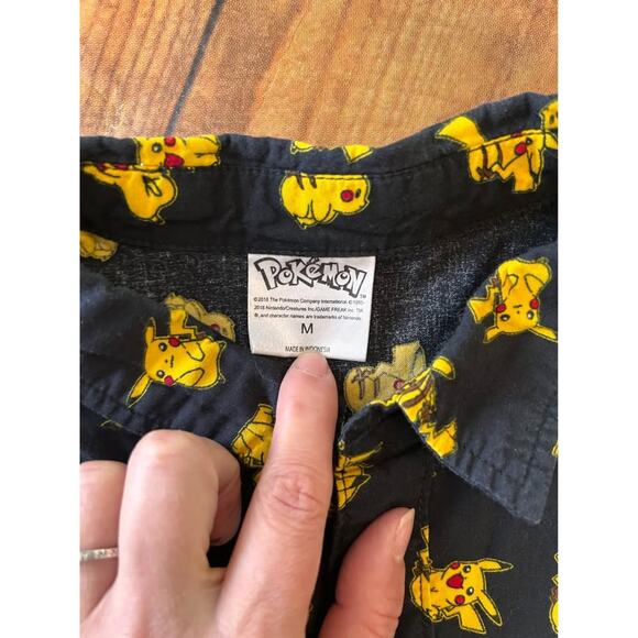 Sz M - Men’s Pokémon Button up Shirt - Picture 3 of 3